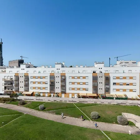 Big Sunny Terrace 2bd Apart Parque Nacoes-lisbon * Лиссабон